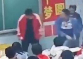 Velileri ayağa kaldıran görüntü… Öğretmen değil sanki maganda!