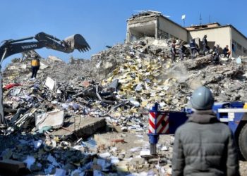 Yıkılan devlet hastanesinin müteahhidi ve fenni mesulü hakkında yakalama kararı