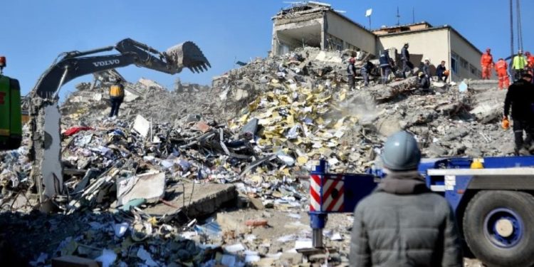 Yıkılan devlet hastanesinin müteahhidi ve fenni mesulü hakkında yakalama kararı