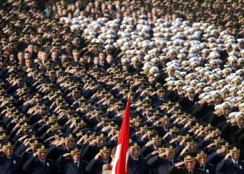 44 general-amiral emekli edildi, kritik yerlere yeni komutanlar atanacak
