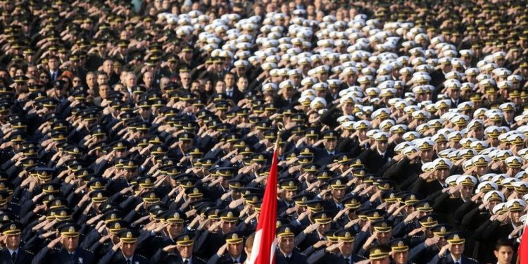 44 general-amiral emekli edildi, kritik yerlere yeni komutanlar atanacak