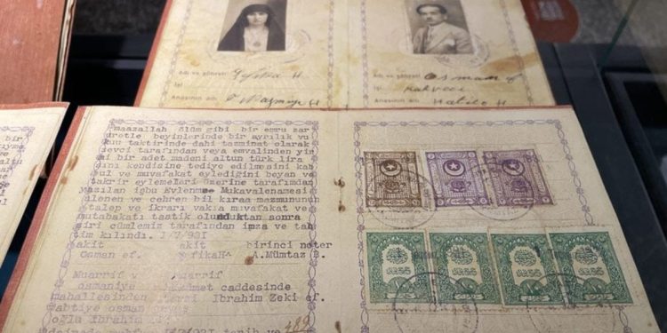 92 yıllık tarihi evlilik sözleşmesini müzeye bağışladı