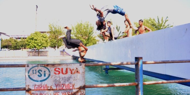 Adana sıcaklarında tehlikeli eğlence!