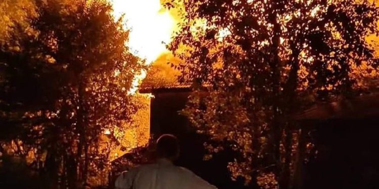 Alevler geceyi aydınlattı: 7 ev kül oldu