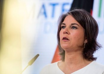 Alman bakanı taşıyan uçakta büyük panik