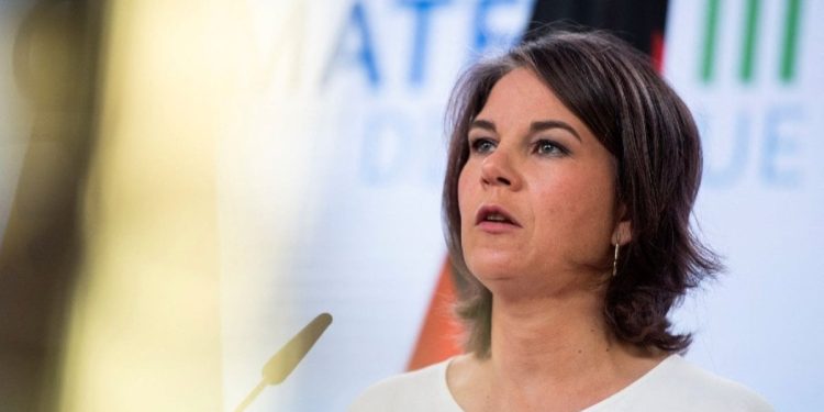 Alman bakanı taşıyan uçakta büyük panik