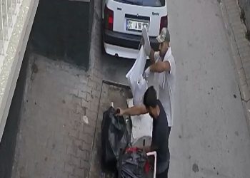 Depremzedenin eşyalarına dadandılar