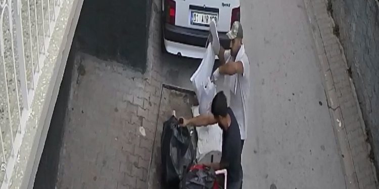 Depremzedenin eşyalarına dadandılar