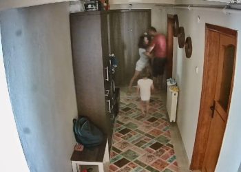 Ev sahibi ile kiracı arasında yaşanan kavga kamerada