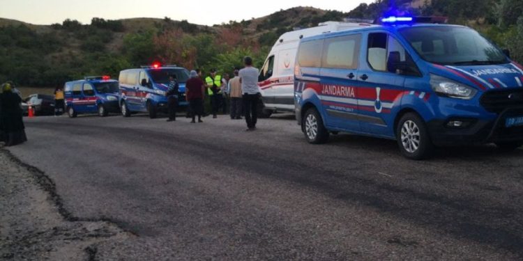 Genç kadın yol kenarında ölü bulundu