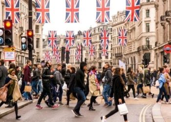 İngiltere ekonomisi 2024 sonunda yüzde 60 riskle resesyona girebilir