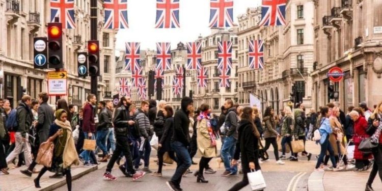 İngiltere ekonomisi 2024 sonunda yüzde 60 riskle resesyona girebilir