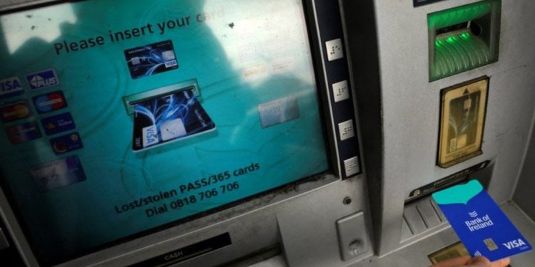 İrlanda’da ATM’ler fazla para verdi, bankalarda kuyruk oluştu