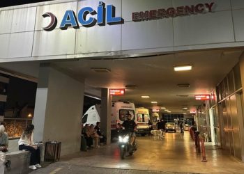 İzmir’de bir kişi, ‘Beni uzaylılara öldürtecek’ diyerek annesini satırla yaraladı