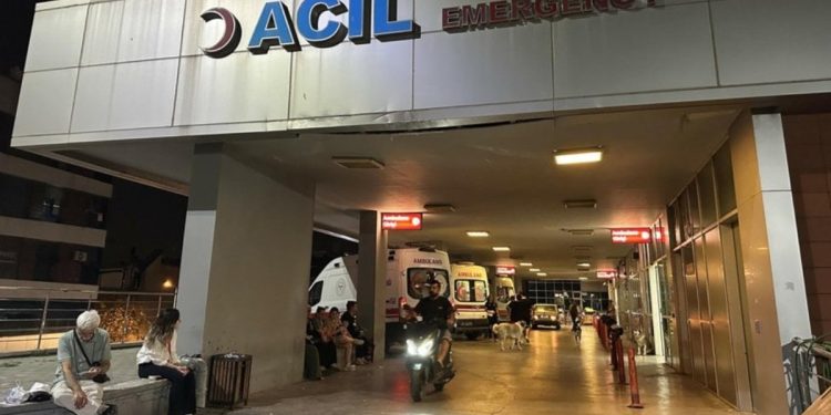 İzmir’de bir kişi, ‘Beni uzaylılara öldürtecek’ diyerek annesini satırla yaraladı
