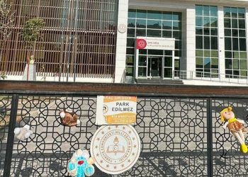 Kentte ‘İstenmeyen müdür’ ilan edilmişti… Oyuncak bebekli protesto