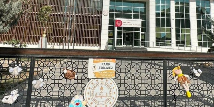 Kentte ‘İstenmeyen müdür’ ilan edilmişti… Oyuncak bebekli protesto