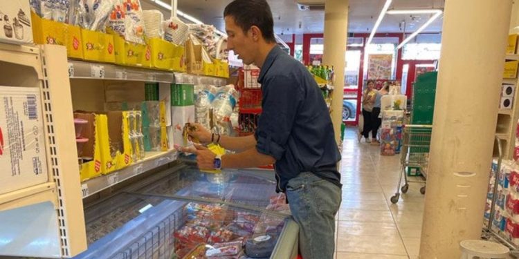 Markette cep yakan etiket mesaisi