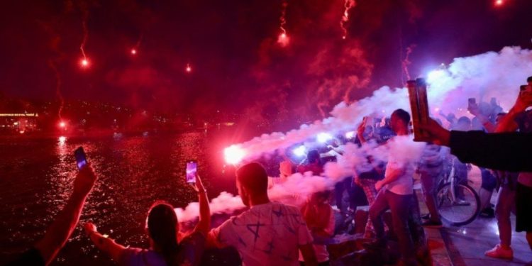 Trabzonspor’un 56. kuruluş yıl dönümü İstanbul’da meşalelerle kutlandı
