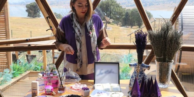 Yetiştirdiği lavantaları çeşitli ürünlere dönüştürüyor