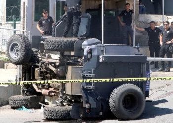 Zırhlı polis aracı devrildi: Bir şehit