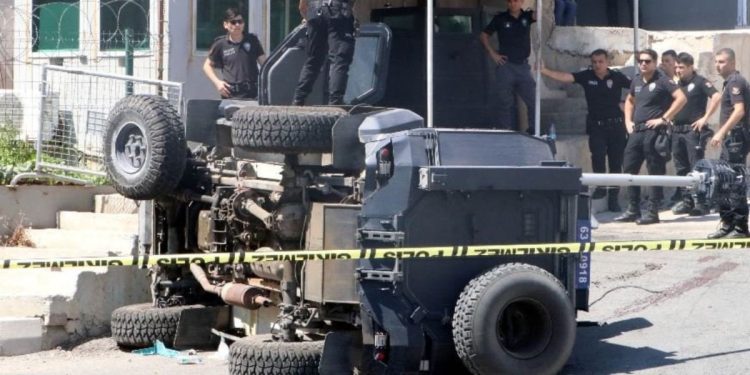 Zırhlı polis aracı devrildi: Bir şehit