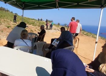 Deniz manzaralı mezar için kuyruğa girdiler