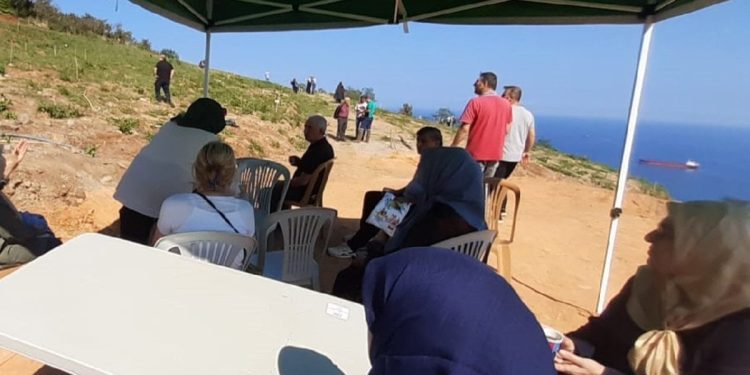 Deniz manzaralı mezar için kuyruğa girdiler