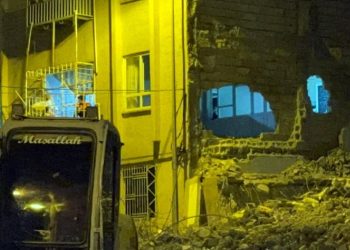 Hasarlı binayı yıkarken, sağlam binayı da yıktılar