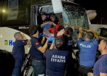 Havalimanı servisi direğe çarptı, yaralılar var