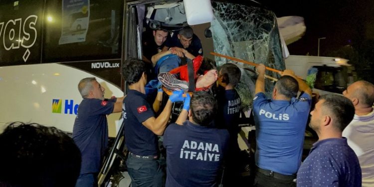 Havalimanı servisi direğe çarptı, yaralılar var