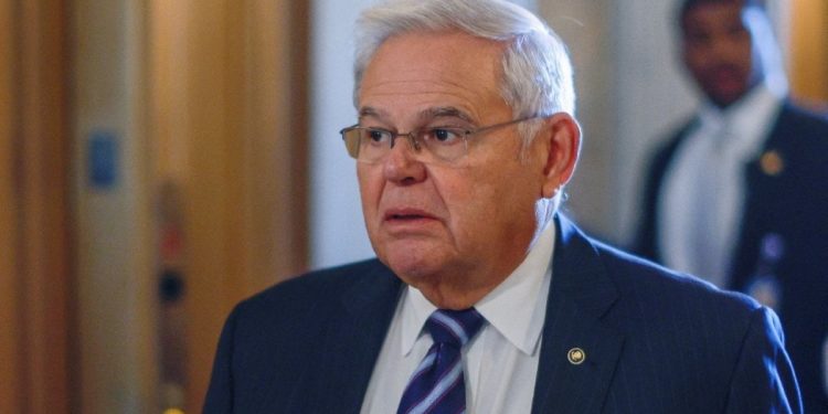 Rüşvetle suçlanan Türkiye karşıtı Menendez, görevinden ayrıldı