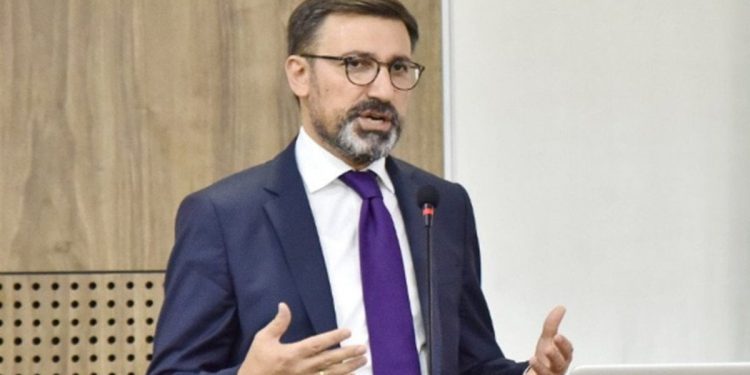 AKP ilçelere başkan atadı Büyükelçi de kutladı