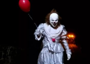 Köyde korkunç palyaço kılığında dolaştı, görenler dehşete kapıldı