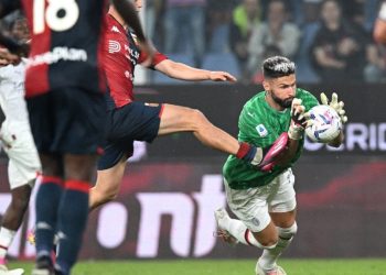 Milan, iki kalecinin kırmızı kart gördüğü maçta Genoa’yı yendi!