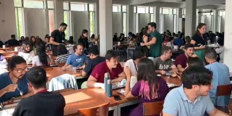 Öğrencilerden yüzde 250’lik yemek zammına protesto