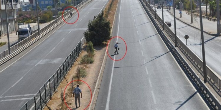 Üst geçidi kullanmayıp, ölümü göze alıyorlar